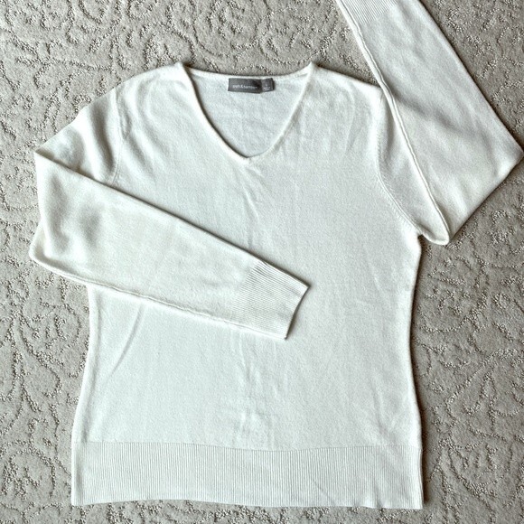 Croft and Barrow woman’s size large v-neck pullover soft sweater light weight. - Picture 4 of 11